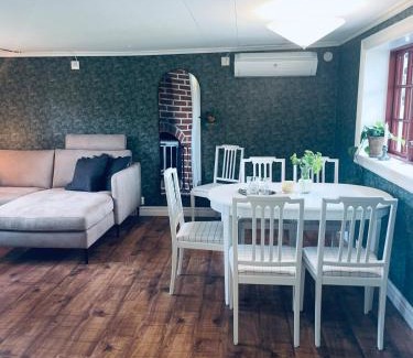 Ljung Apartment | Trevlig stuga på landet med öppen spis