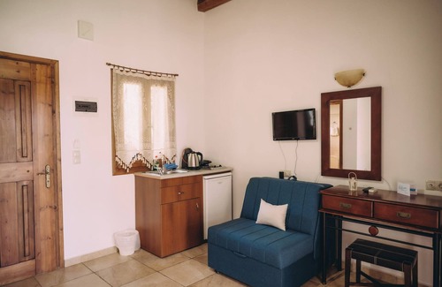 Ilida Apartment | Trikalioti's Lush Estate Apt Eleni