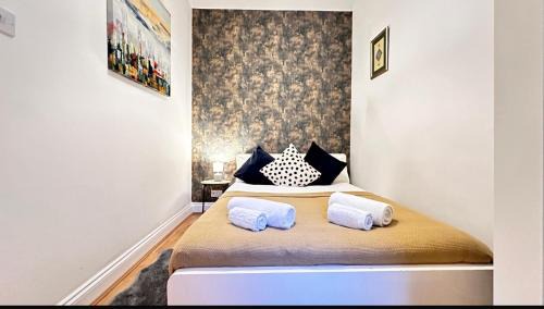 Childs Hill Apartment | Triple room with sharing bathroom