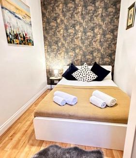 Childs Hill Apartment | Triple room with sharing bathroom