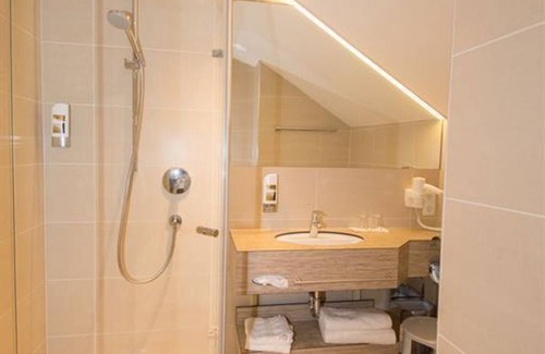 Muehlau Hotel | Triple room with shower, WC - Hotel Dollinger
