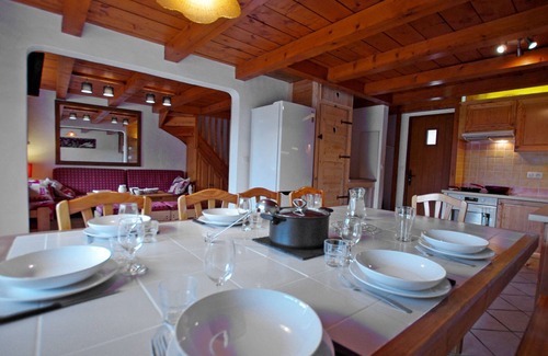 Champagny-en-Vanoise Ski Chalet | Triplex in Champagny-en-Vanoise for 12 people, 6 rooms, hotel services included, parking