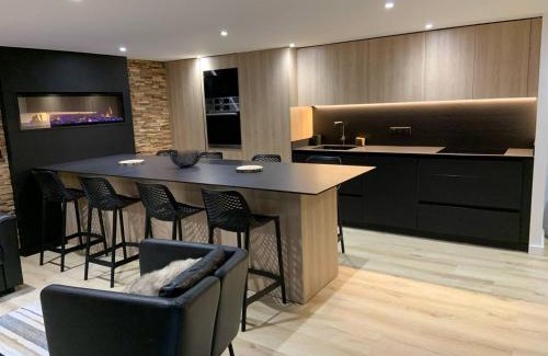 Cauterets Apartment | Triplex moderne avec cheminée, balcon et parking à Cauterets - FR-1-812-78