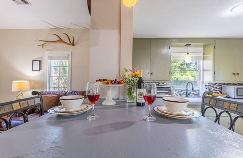 Fredericksburg Cottage | Tristian Suite Walk to Main Street