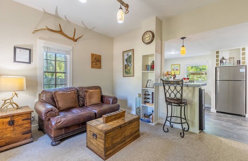Fredericksburg Cottage | Tristian Suite Walk to Main Street
