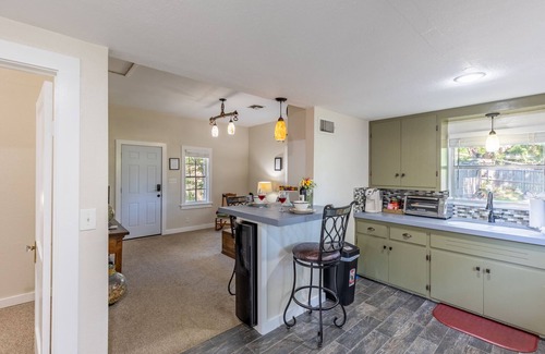 Fredericksburg Cottage | Tristian Suite Walk to Main Street