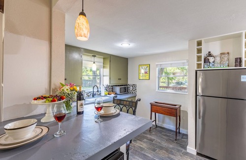 Fredericksburg Cottage | Tristian Suite Walk to Main Street