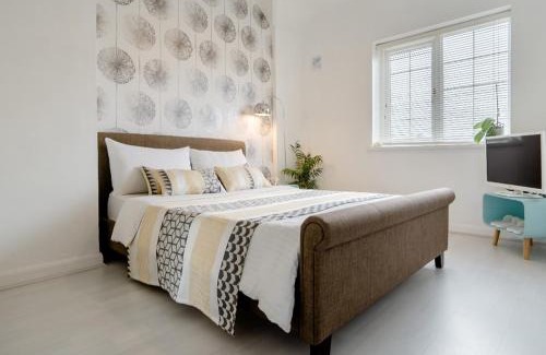 Stonnall House | Tropical Garden Oasis Rooms