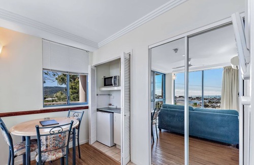 Airlie Beach Apartment | Tropical Marina views couples getaway