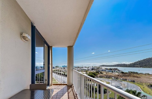 Airlie Beach Apartment | Tropical Marina views couples getaway