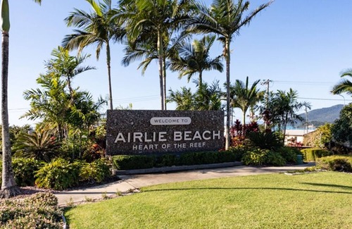 Airlie Beach Apartment | Tropical Marina views couples getaway