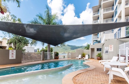 Airlie Beach Apartment | Tropical Marina views couples getaway