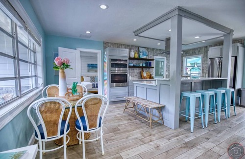 South Sarasota House | Tropical Oasis Heated Pool Hot Tub Near Siesta Key