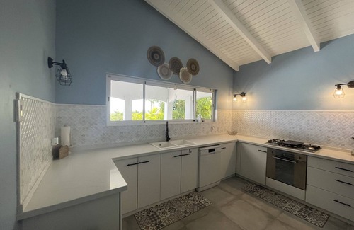 Grote Berg House | Tropical Oasis-Spacious home, pool & sea views! Water and electricity included.