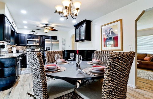 Palma Sola House | Tropical Oasis with heated pool/jacuzzi - 10 min from Anna Maria Island beach!