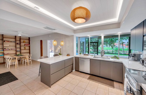 Cooper City Villa | Tropical Oasis with Heated Salt Water Pool & Bar!