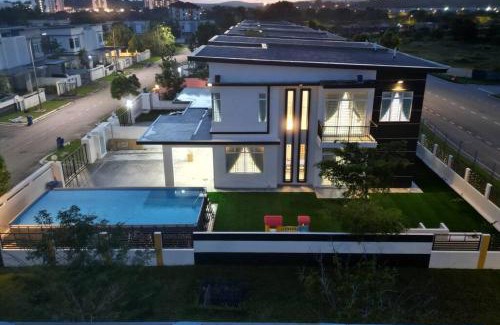 Bandar Penawar House | TropINN Villa- CornerHouse BIGPool BBQ KTV Billard