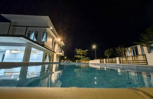 Bandar Penawar House | TropINN Villa- CornerHouse BIGPool BBQ KTV Billard
