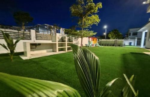Bandar Penawar House | TropINN Villa- CornerHouse BIGPool BBQ KTV Billard