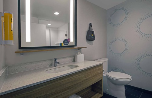 East Town Hotel | Tru By Hilton Milwaukee Downtown, WI