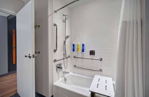 Troy Hotel | Tru by Hilton Troy Detroit