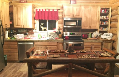 McCall Cabin | True Log Cabin - The Happy Place - Almost Heaven! CLOSE TO SKIING AND LAKE!