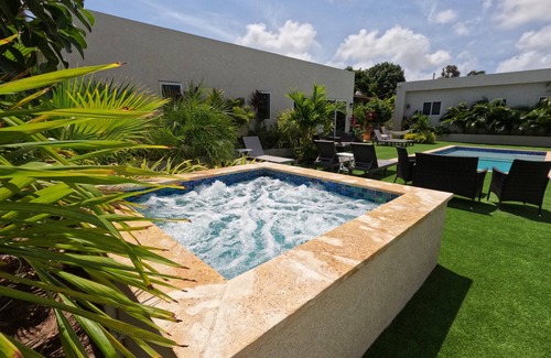 Washington Apartment | Tu Paraíso Tropical, Terraza y Piscina Soleada, Bañera con Hidromasaje