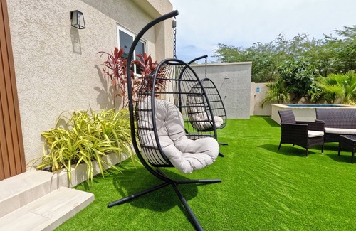 Washington Apartment | Tu Paraíso Tropical, Terraza y Piscina Soleada, Bañera con Hidromasaje