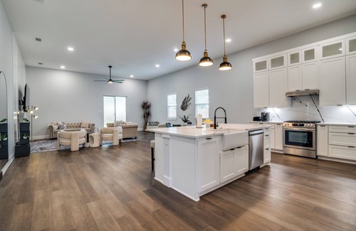 Garland House | Tucked away New construction Home near Garland Downtown area