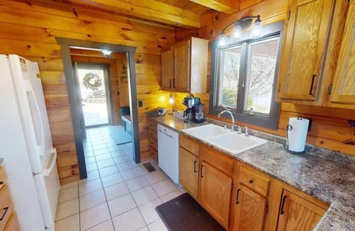Cadiz House | Tucked Away on the Ridge - Quiet Fall Lake Retreat