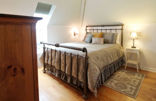 Summerville Bed & Breakfast | Tudor Oaks Inn