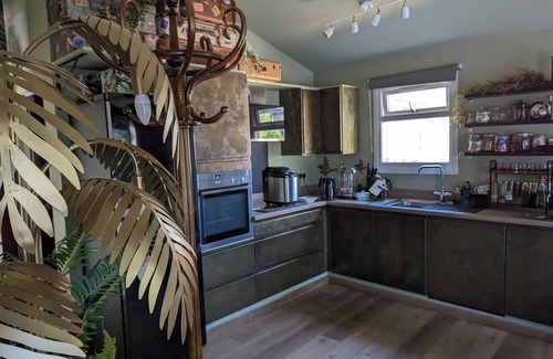 Richmond-upon-Thames Boat Rental | Tulana Taggs, floating home & hot tub on idyllic island-Hampton Court & Richmond