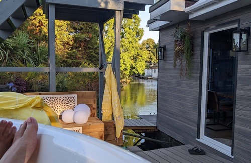 Richmond-upon-Thames Boat Rental | Tulana Taggs, floating home & hot tub on idyllic island-Hampton Court & Richmond