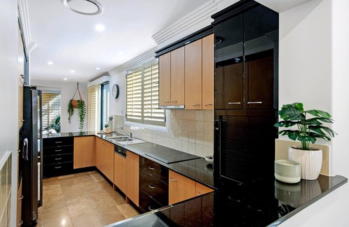Surfers Paradise Villa | Tuscan Villa (Walk to Beach)