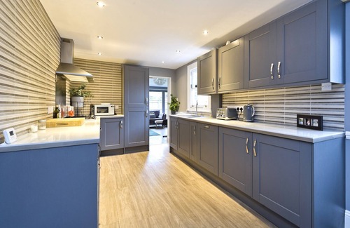 South Twickenham Apartment | Twickenham Green - Two Bedroom Apartment, Sleeps 4