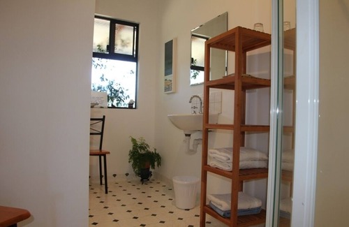 Barrabup Bed & Breakfast | Twin bed at hosted accommodation, plus breakfast
