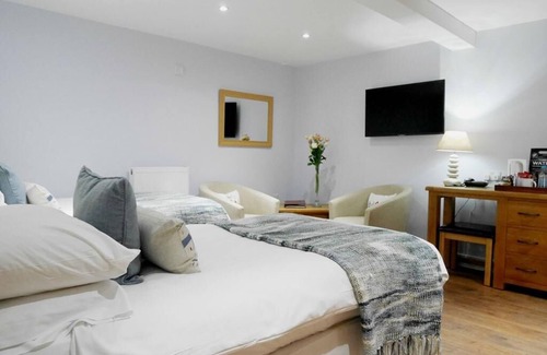 Mumbles Bed & Breakfast | Twin Superior Room Ensuite@Norton House Hotel