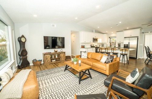 Paso Robles Other | Two Adjacent Farmhouses on 4 acres. Sleeps up to 20. Pet Friendly