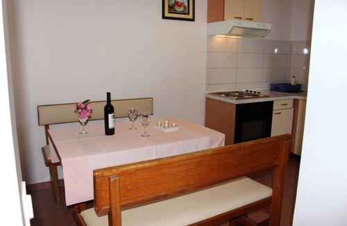 Mimice Apartment | Two bedroom apartment near beach Mimice, Omiš (A-2774-a)