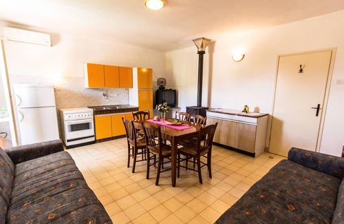 Pokrivenik Apartment | Two bedroom apartment near beach Cove Zarace (Gdinj), Hvar (A-9675-a)