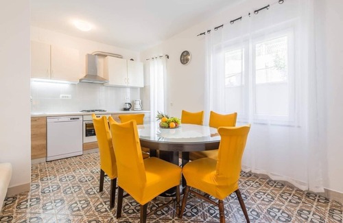 Poljica Apartment | Two bedroom apartment with balcony and sea view Poljica, Trogir (A-21041-a)