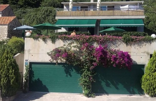 Brist Apartment | Two bedroom apartment with terrace and sea view Brist, Makarska (A-19737-b)