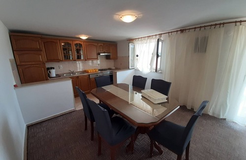Vinisce Apartment | Two bedroom apartment with balcony and sea view Vinišće, Trogir (A-6117-a)