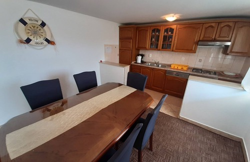 Vinisce Apartment | Two bedroom apartment with balcony and sea view Vinišće, Trogir (A-6117-a)