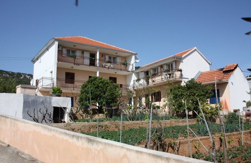 Vinisce Apartment | Two bedroom apartment with balcony and sea view Vinišće, Trogir (A-6117-a)
