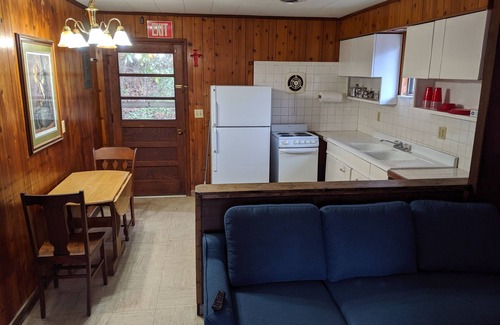 Cadiz Cabin | Two Bedroom Cabin adjacent to Lake Barkley State Park