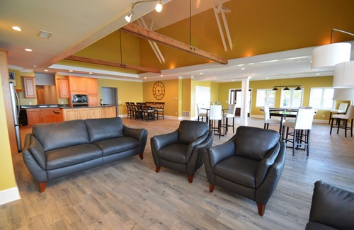 Oaks Corners Bed & Breakfast | Two Bedroom Condo at our Lakefront Paradise. Pool, Hot Tub, Kayaks and more. Sleeps 4 Adults