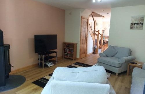 Perranporth House | Two bedroom cottage - country lane -10 min walk to Perranporth beach