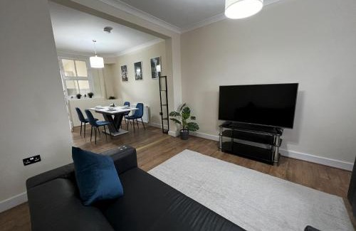 Merton Apartment | Two Bedroom Holiday Home