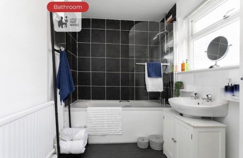 Chesterfield House | Two Bedroom House By Littlepiggyrentals Short Lets & Serviced Accommodation Chesterfield Central With Free Parking